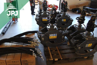 Hydraulické rotátory Baltrotors a lesnícke drapáky FARMA pre štátny podnik.